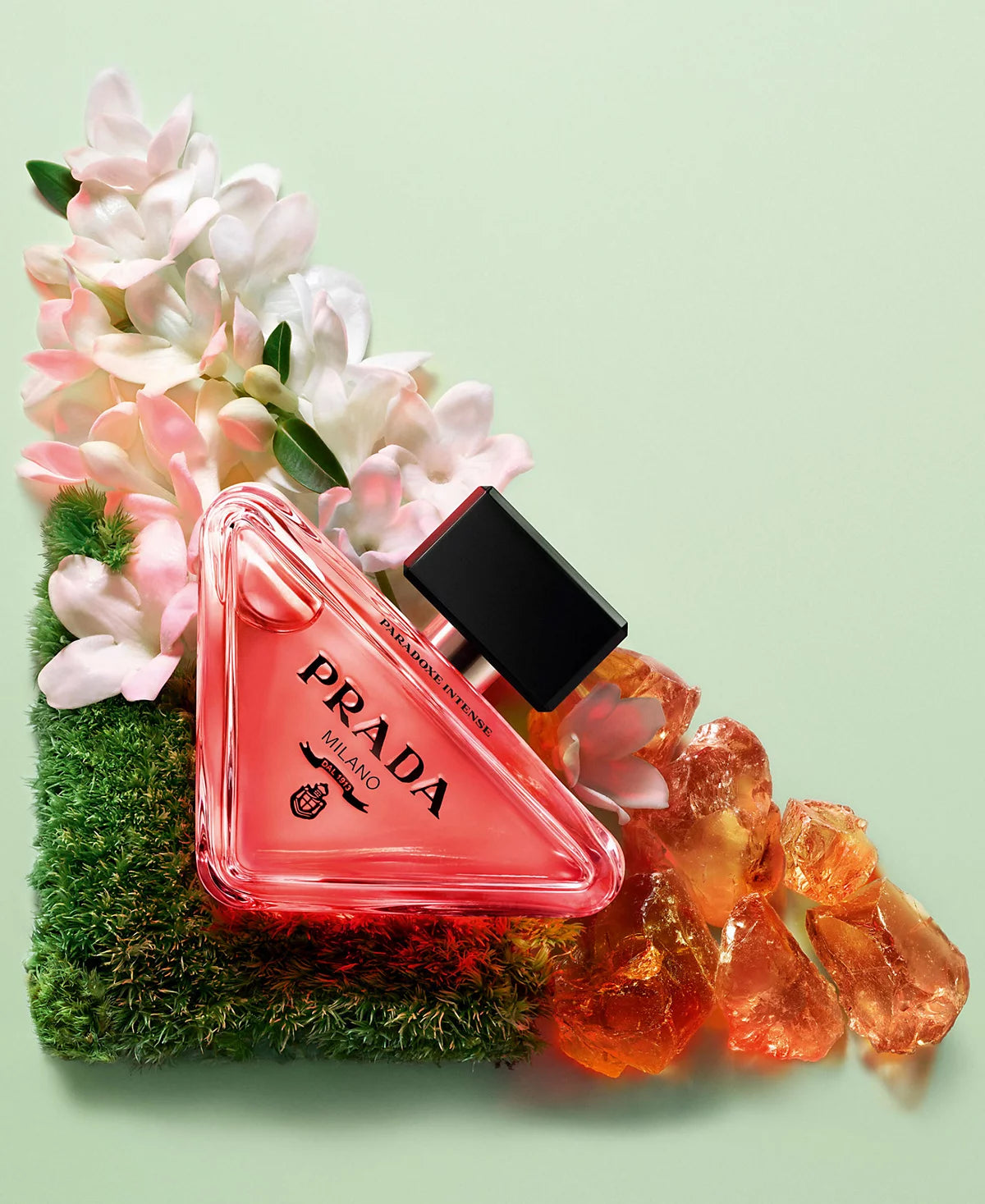Stylish perfume bottle with black cap – modern and chic fragrance